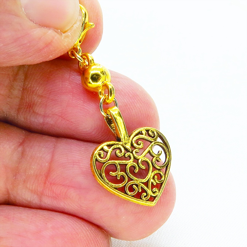 マスク・スマホチャーム ゴールドカラー アラベスク調の透かし模様の入ったハートモチーフの可愛いチャーム ジャックピン追加可