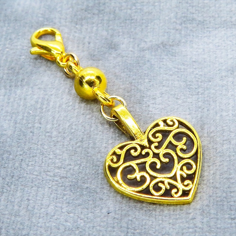 マスク・スマホチャーム ゴールドカラー アラベスク調の透かし模様の入ったハートモチーフの可愛いチャーム ジャックピン追加可