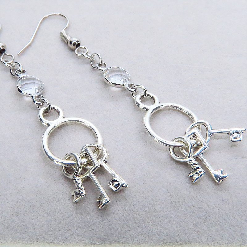 アンティークシルバー 複数の鍵を吊るしたコンパクトなピアス ラインストーン 鍵束ピアス サージカル可