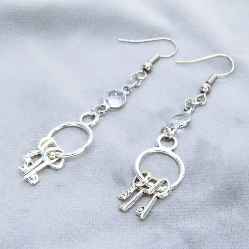 アンティークシルバー 複数の鍵を吊るしたコンパクトなピアス ラインストーン 鍵束ピアス サージカル可