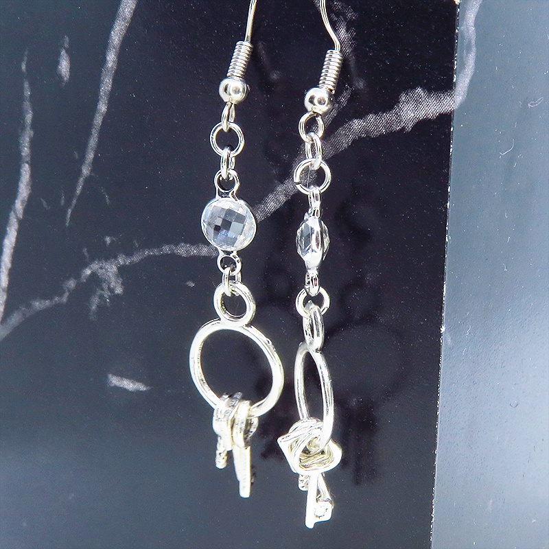 アンティークシルバー 複数の鍵を吊るしたコンパクトなピアス ラインストーン 鍵束ピアス サージカル可
