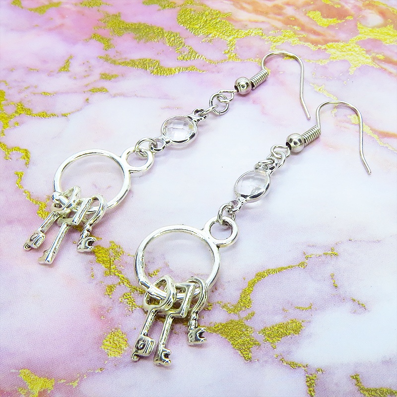 アンティークシルバー 複数の鍵を吊るしたコンパクトなピアス ラインストーン 鍵束ピアス サージカル可