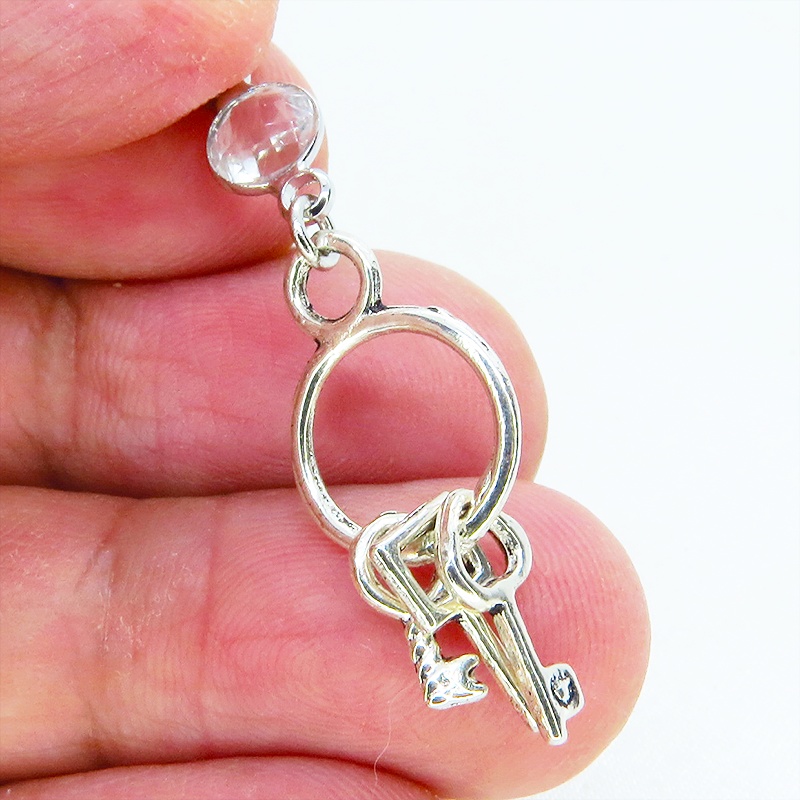 アンティークシルバー 複数の鍵を吊るしたコンパクトなピアス ラインストーン 鍵束ピアス サージカル可