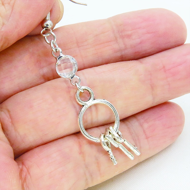 アンティークシルバー 複数の鍵を吊るしたコンパクトなピアス ラインストーン 鍵束ピアス サージカル可