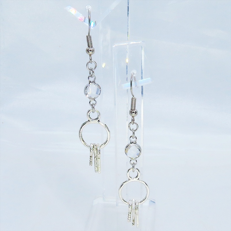 アンティークシルバー 複数の鍵を吊るしたコンパクトなピアス ラインストーン 鍵束ピアス サージカル可