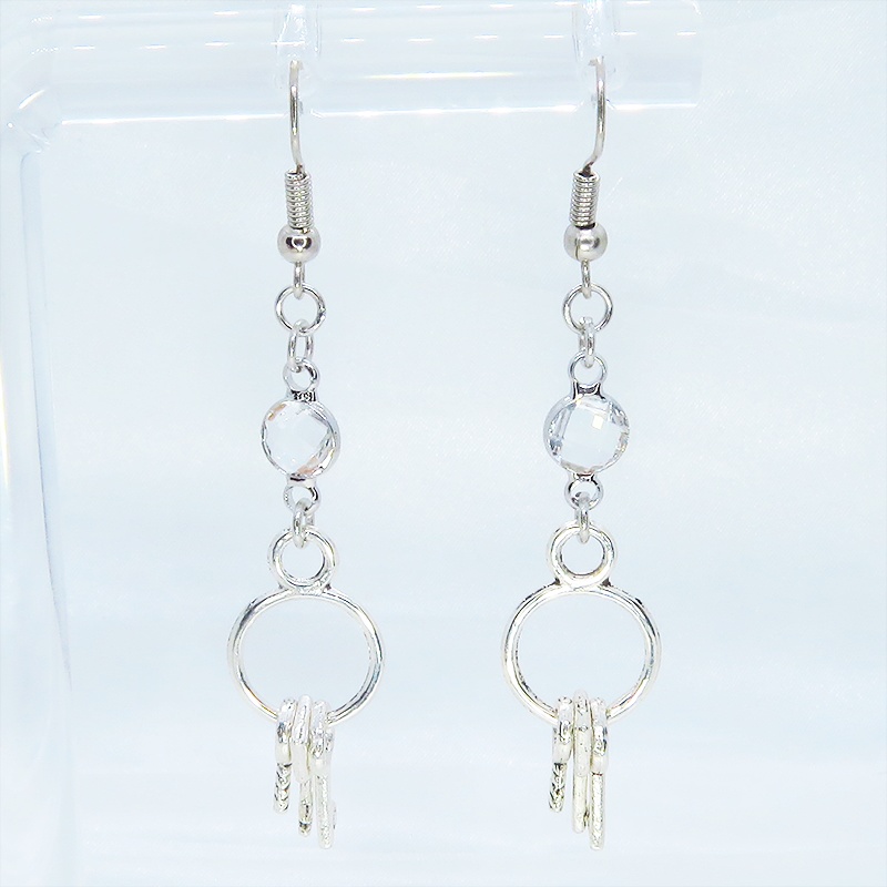 アンティークシルバー 複数の鍵を吊るしたコンパクトなピアス ラインストーン 鍵束ピアス サージカル可