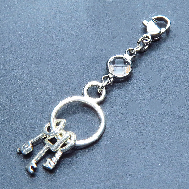 マスク・スマホチャーム アンティークシルバー 複数の鍵を吊るしたコンパクトなチャーム ラインストーン 鍵束ピアス ジャックピン追加可