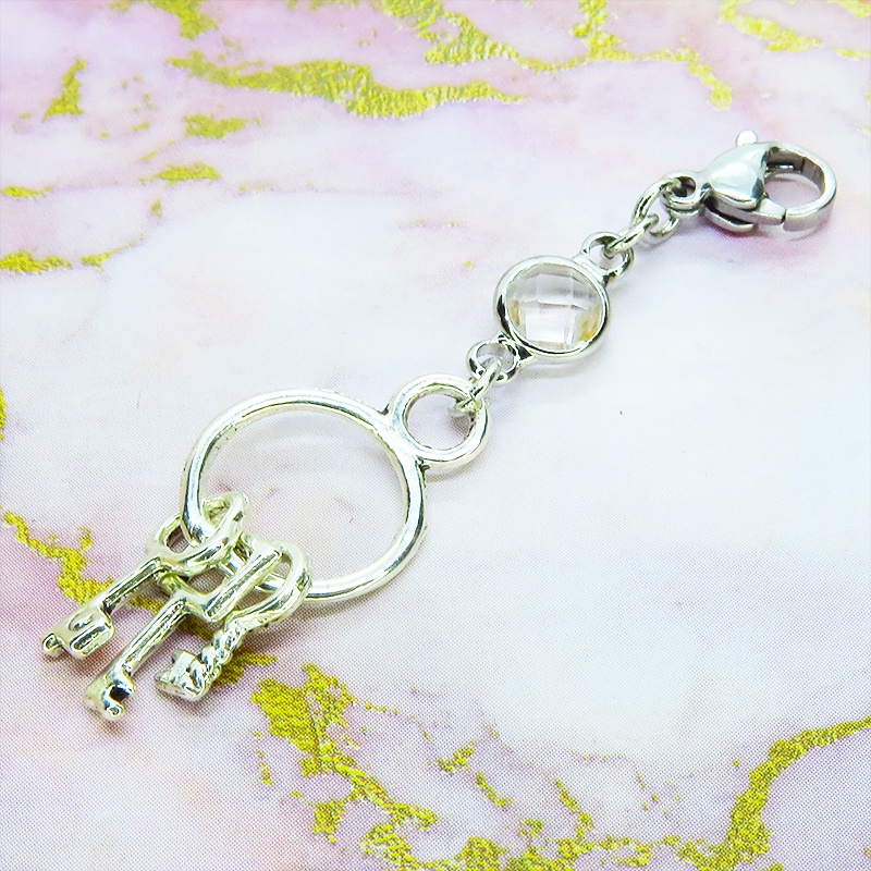 マスク・スマホチャーム アンティークシルバー 複数の鍵を吊るしたコンパクトなチャーム ラインストーン 鍵束ピアス ジャックピン追加可