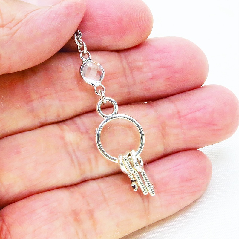 マスク・スマホチャーム アンティークシルバー 複数の鍵を吊るしたコンパクトなチャーム ラインストーン 鍵束ピアス ジャックピン追加可