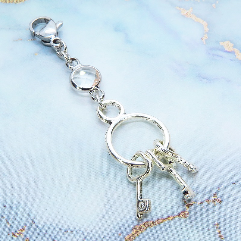 マスク・スマホチャーム アンティークシルバー 複数の鍵を吊るしたコンパクトなチャーム ラインストーン 鍵束ピアス ジャックピン追加可