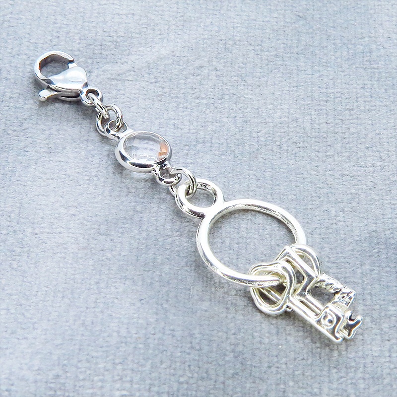 マスク・スマホチャーム アンティークシルバー 複数の鍵を吊るしたコンパクトなチャーム ラインストーン 鍵束ピアス ジャックピン追加可