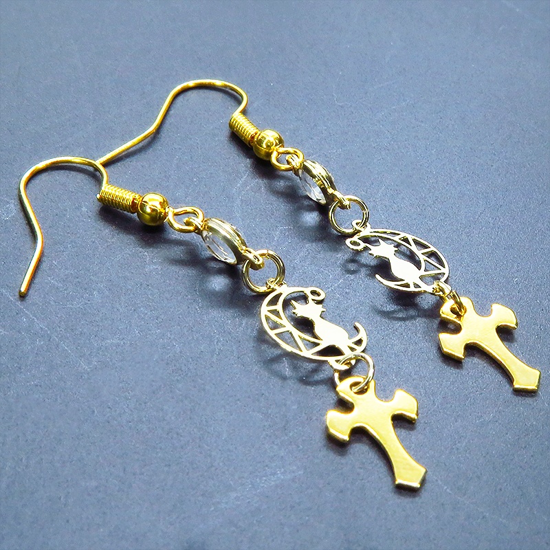 ゴールドカラー 三日月に乗る猫モチーフとロザリオを組合せたコンパクトなピアス ラインストーン サージカル可