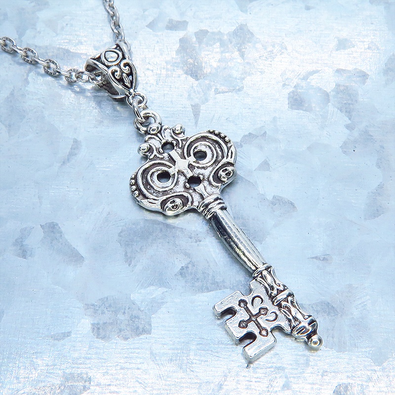 アンティークシルバー デザインキー(鍵)チャームのペンダント・ネックレス ゆったりサイズ アジャスター追加可