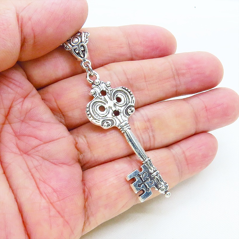 アンティークシルバー デザインキー(鍵)チャームのペンダント・ネックレス ゆったりサイズ アジャスター追加可