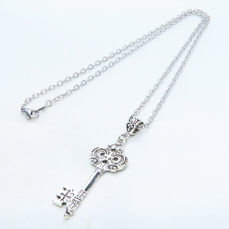 アンティークシルバー デザインキー(鍵)チャームのペンダント・ネックレス ゆったりサイズ アジャスター追加可