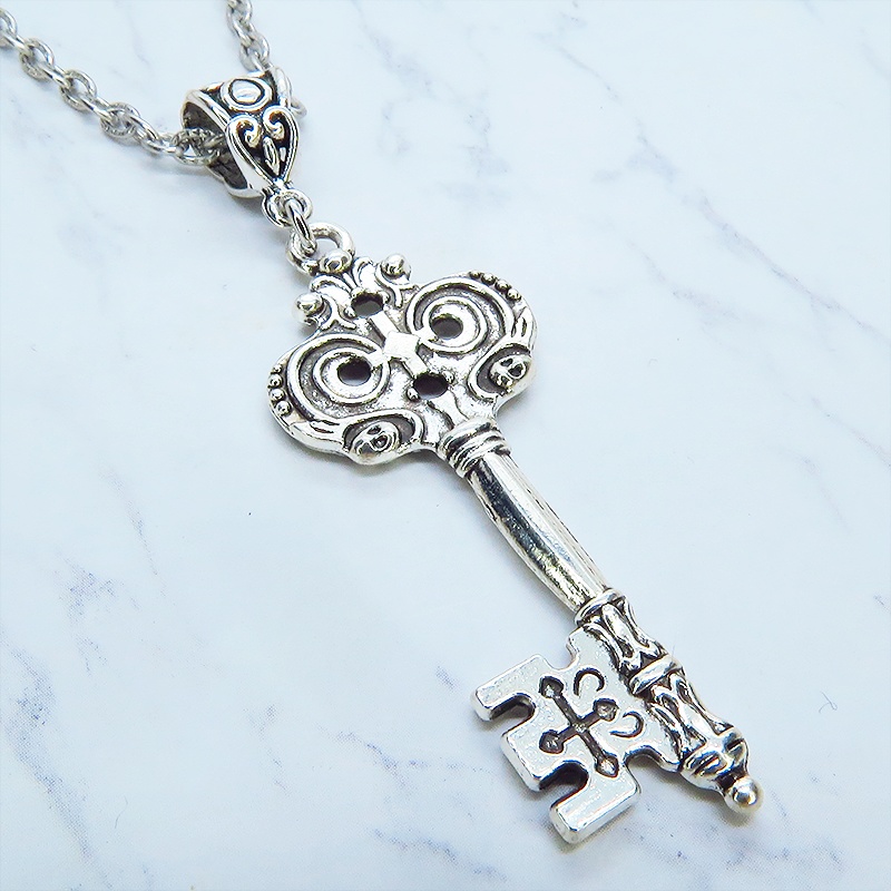 アンティークシルバー デザインキー(鍵)チャームのペンダント・ネックレス ゆったりサイズ アジャスター追加可