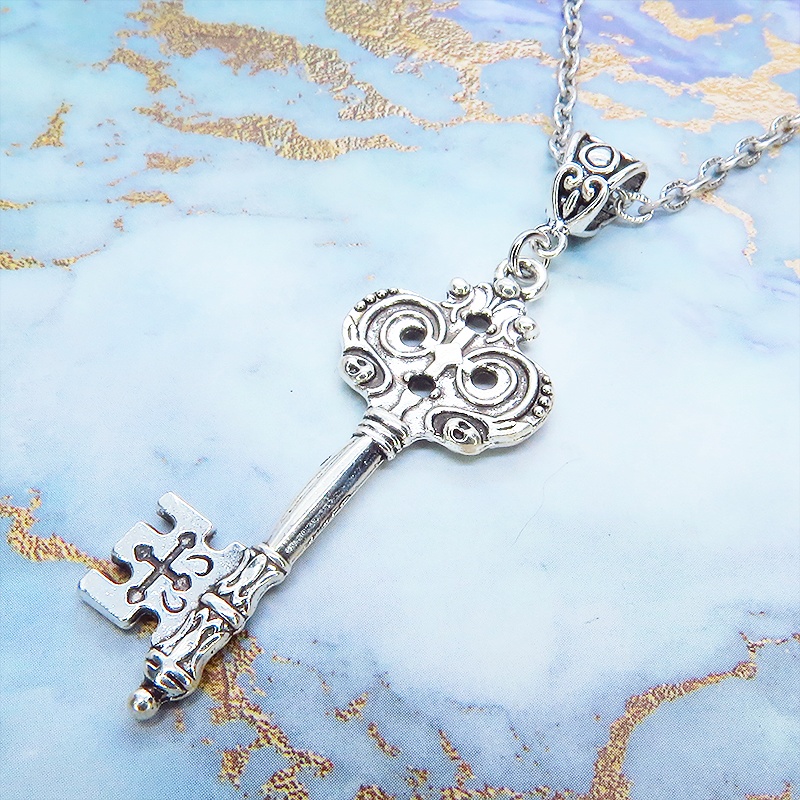 アンティークシルバー デザインキー(鍵)チャームのペンダント・ネックレス ゆったりサイズ アジャスター追加可