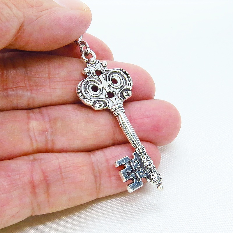 アンティークシルバー デザインキー(鍵)チャームのペンダント・ネックレス ゆったりサイズ アジャスター追加可