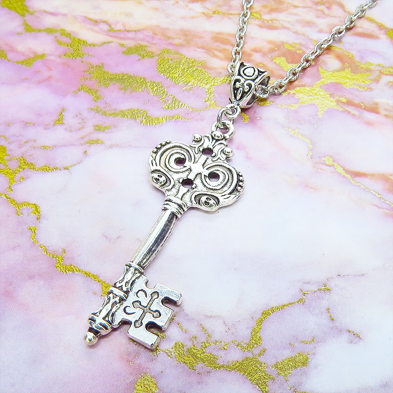 アンティークシルバー デザインキー(鍵)チャームのペンダント・ネックレス ゆったりサイズ アジャスター追加可