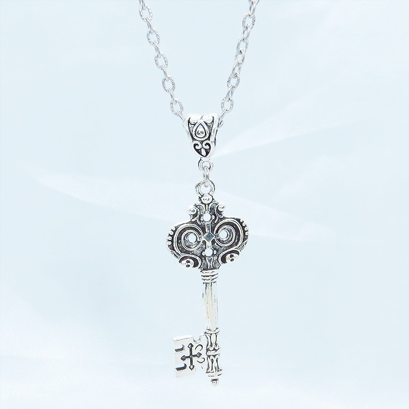 アンティークシルバー デザインキー(鍵)チャームのペンダント・ネックレス ゆったりサイズ アジャスター追加可