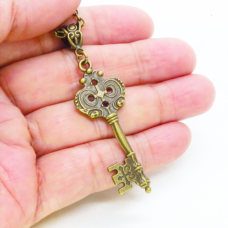 アンティークゴールド デザインキー(鍵)チャームのペンダント・ネックレス ゆったりサイズ アジャスター追加可