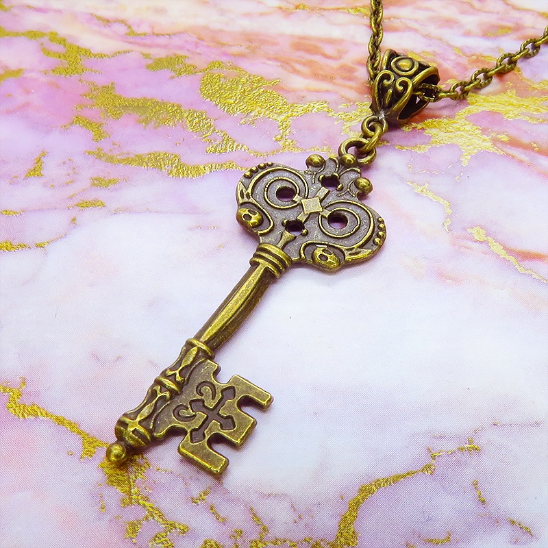 アンティークゴールド デザインキー(鍵)チャームのペンダント・ネックレス ゆったりサイズ アジャスター追加可