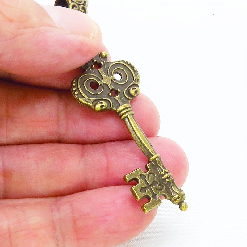 アンティークゴールド デザインキー(鍵)チャームのペンダント・ネックレス ゆったりサイズ アジャスター追加可