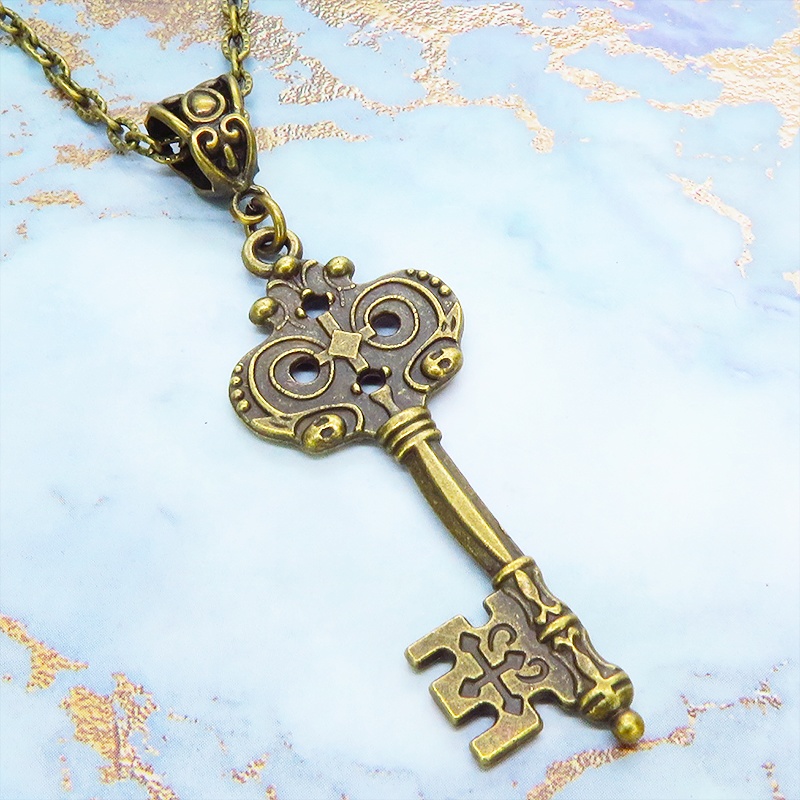 アンティークゴールド デザインキー(鍵)チャームのペンダント・ネックレス ゆったりサイズ アジャスター追加可