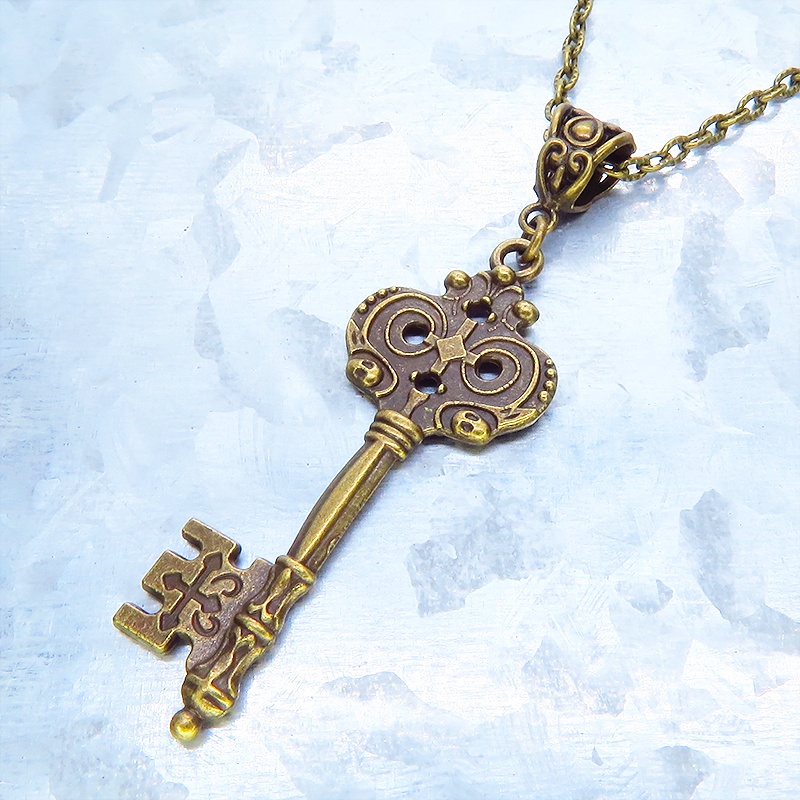 アンティークゴールド デザインキー(鍵)チャームのペンダント・ネックレス ゆったりサイズ アジャスター追加可