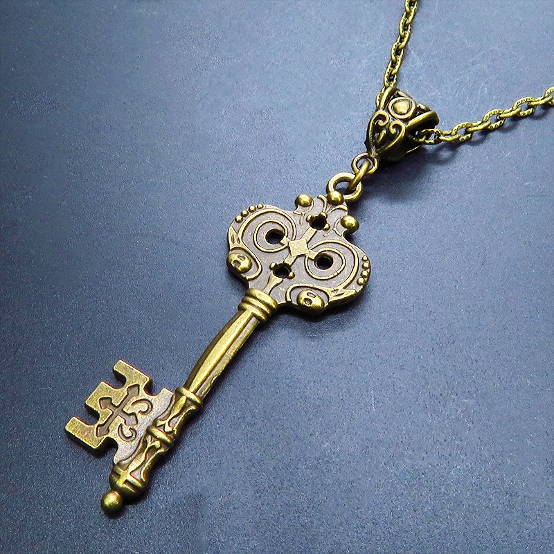 アンティークゴールド デザインキー(鍵)チャームのペンダント・ネックレス ゆったりサイズ アジャスター追加可