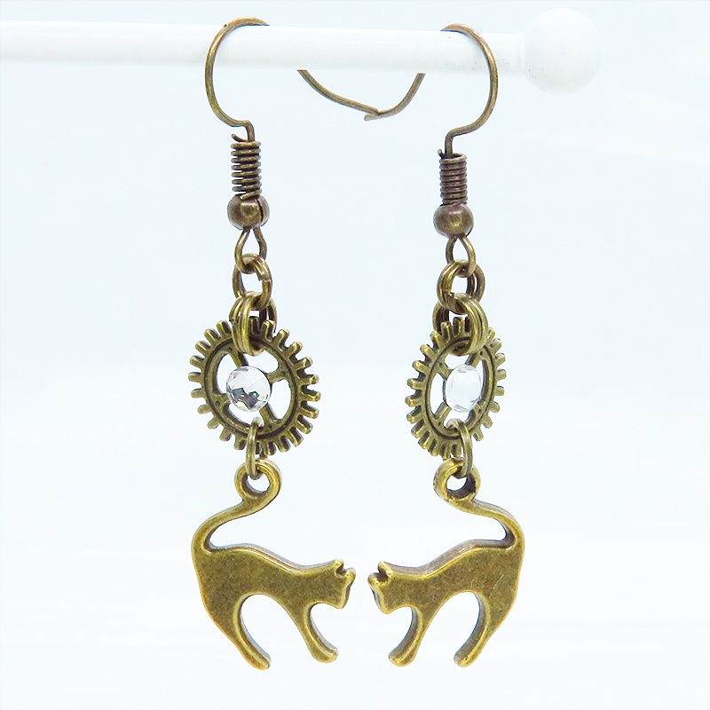 アンティークゴールド 跳ね猫モチーフと歯車を組合せたシンプルなピアス クリスタルガラス