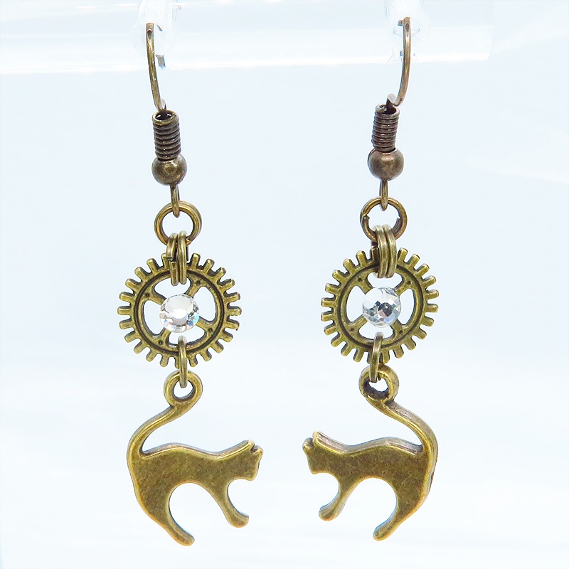 アンティークゴールド 跳ね猫モチーフと歯車を組合せたシンプルなピアス クリスタルガラス