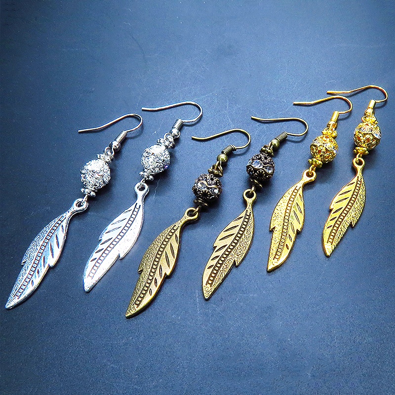 ゴールドカラー フェザーモチーフとメタルビースを組合せたピアス ラインストーン サージカル可