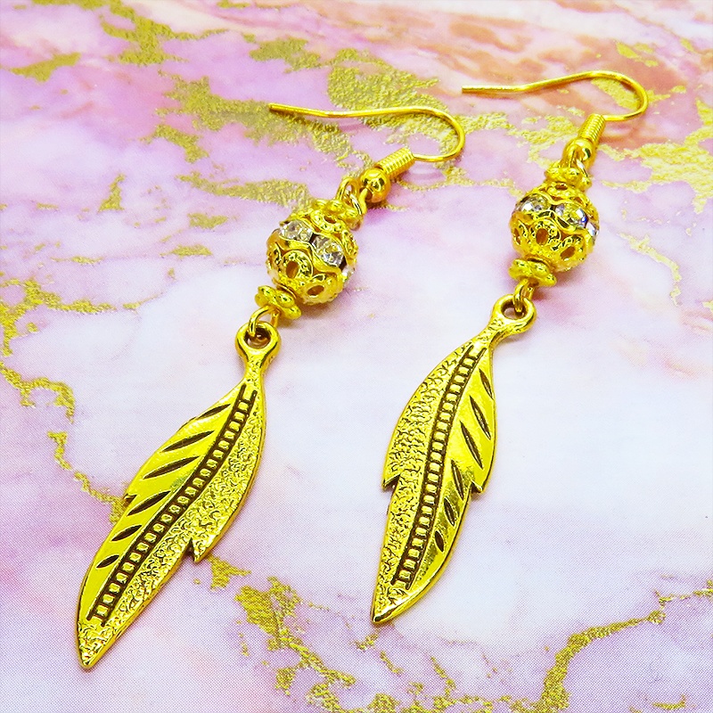ゴールドカラー フェザーモチーフとメタルビースを組合せたピアス ラインストーン サージカル可