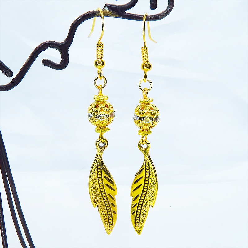 ゴールドカラー フェザーモチーフとメタルビースを組合せたピアス ラインストーン サージカル可