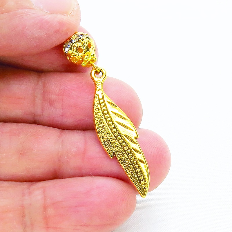 ゴールドカラー フェザーモチーフとメタルビースを組合せたピアス ラインストーン サージカル可