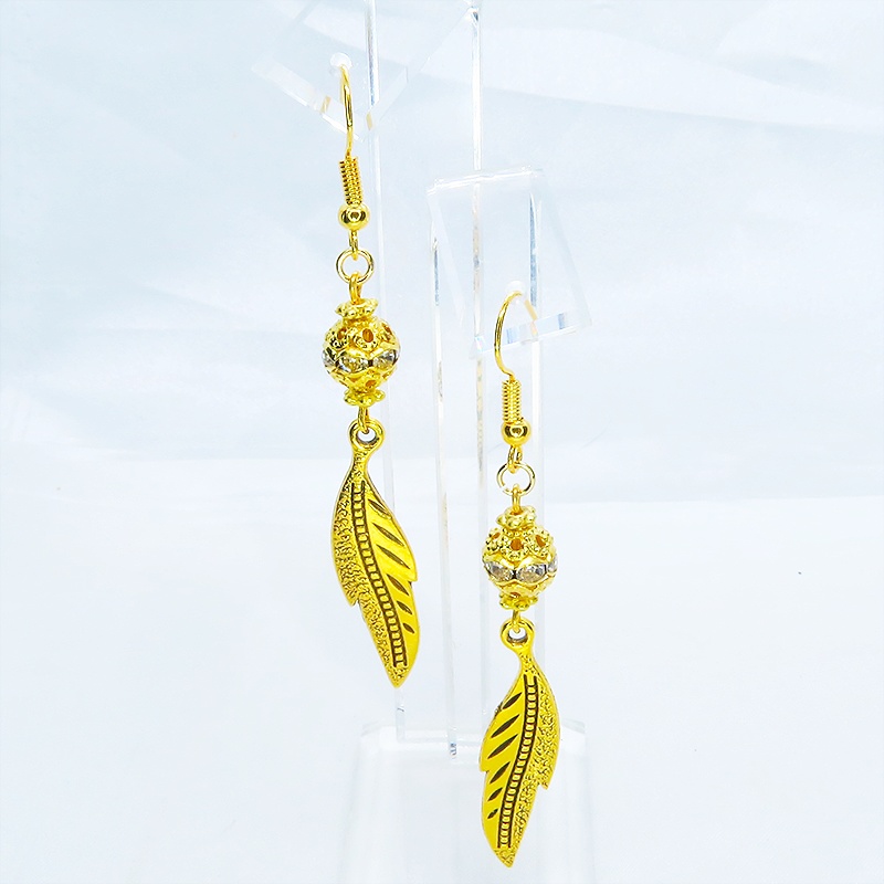 ゴールドカラー フェザーモチーフとメタルビースを組合せたピアス ラインストーン サージカル可