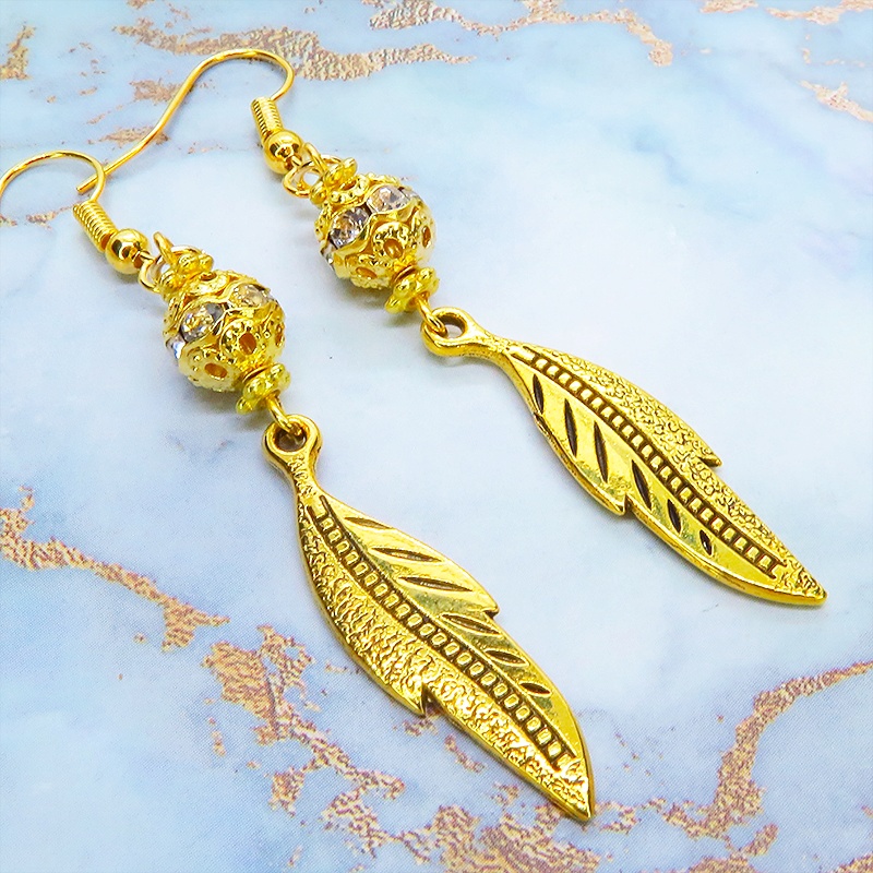 ゴールドカラー フェザーモチーフとメタルビースを組合せたピアス ラインストーン サージカル可