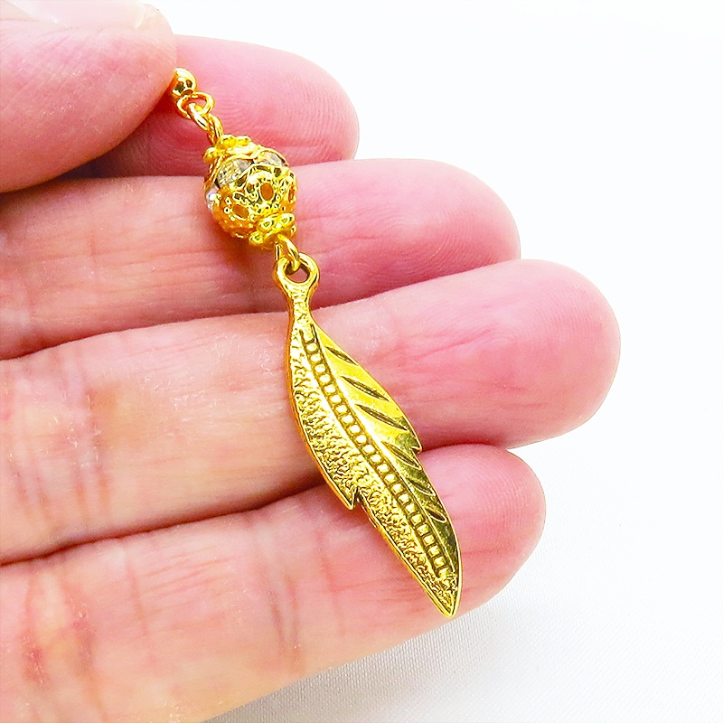 ゴールドカラー フェザーモチーフとメタルビースを組合せたピアス ラインストーン サージカル可