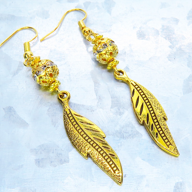 ゴールドカラー フェザーモチーフとメタルビースを組合せたピアス ラインストーン サージカル可