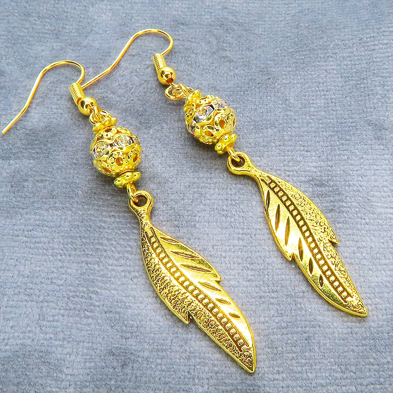 ゴールドカラー フェザーモチーフとメタルビースを組合せたピアス ラインストーン サージカル可