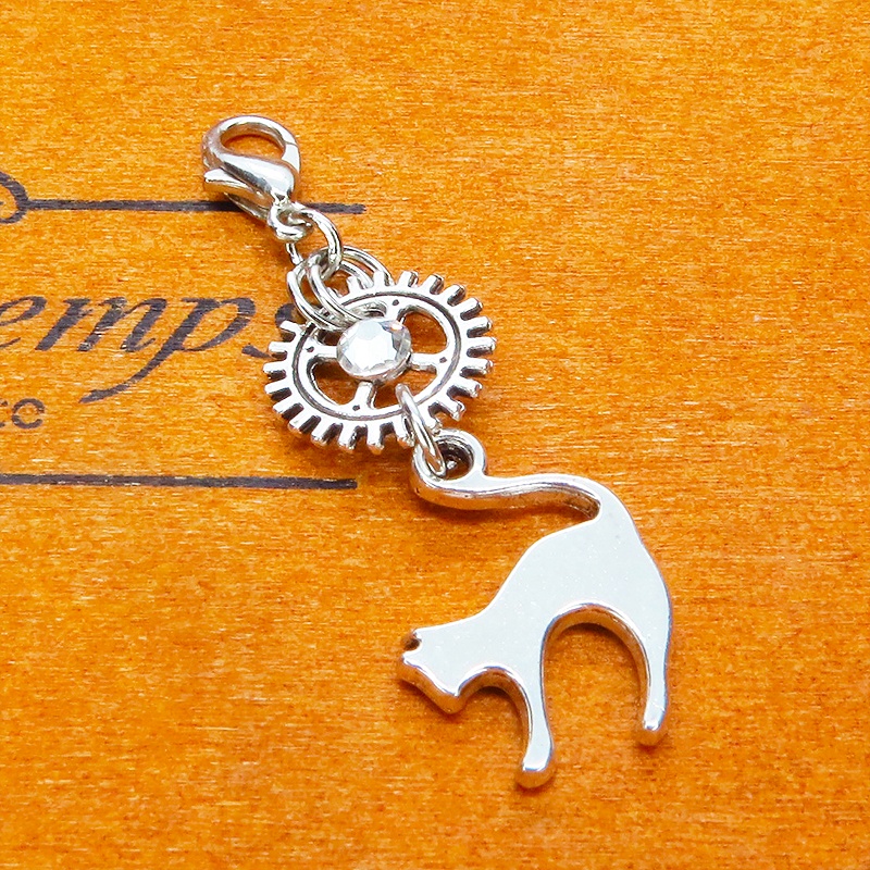 マスク・スマホチャーム アンティークシルバー 跳ね猫と歯車を組合せたチャーム ジャックピン追加可
