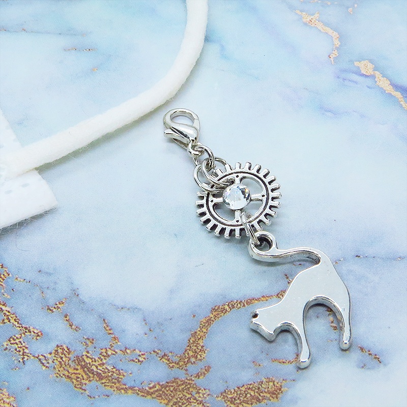 マスク・スマホチャーム アンティークシルバー 跳ね猫と歯車を組合せたチャーム ジャックピン追加可