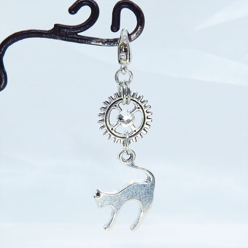 マスク・スマホチャーム アンティークシルバー 跳ね猫と歯車を組合せたチャーム ジャックピン追加可