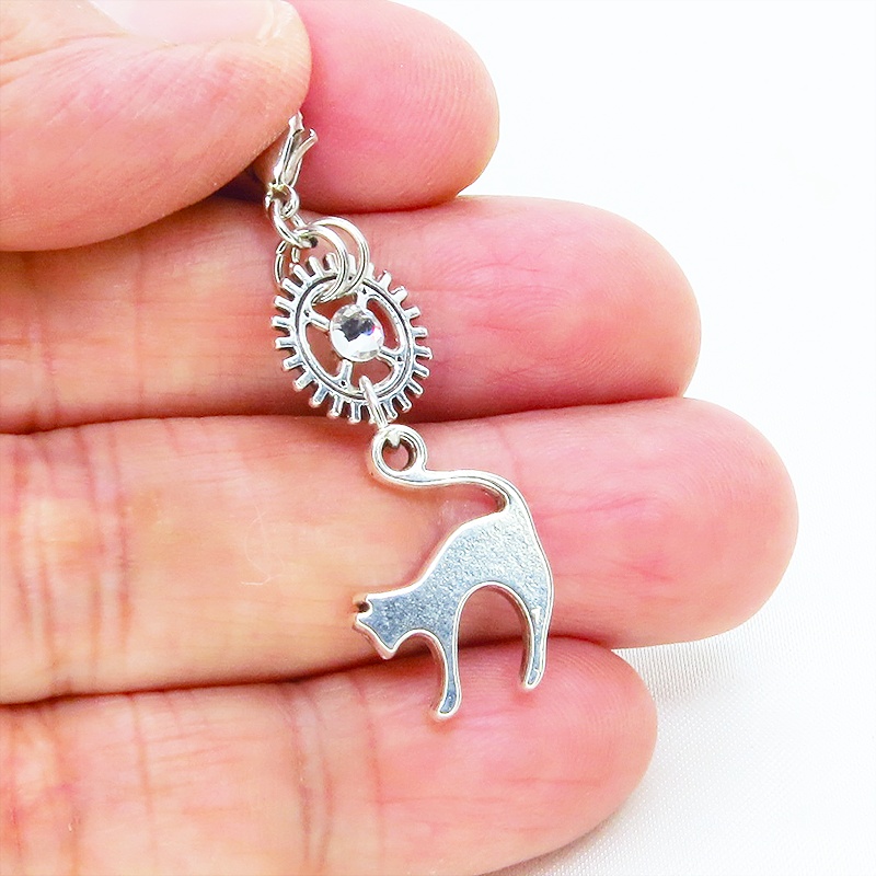 マスク・スマホチャーム アンティークシルバー 跳ね猫と歯車を組合せたチャーム ジャックピン追加可