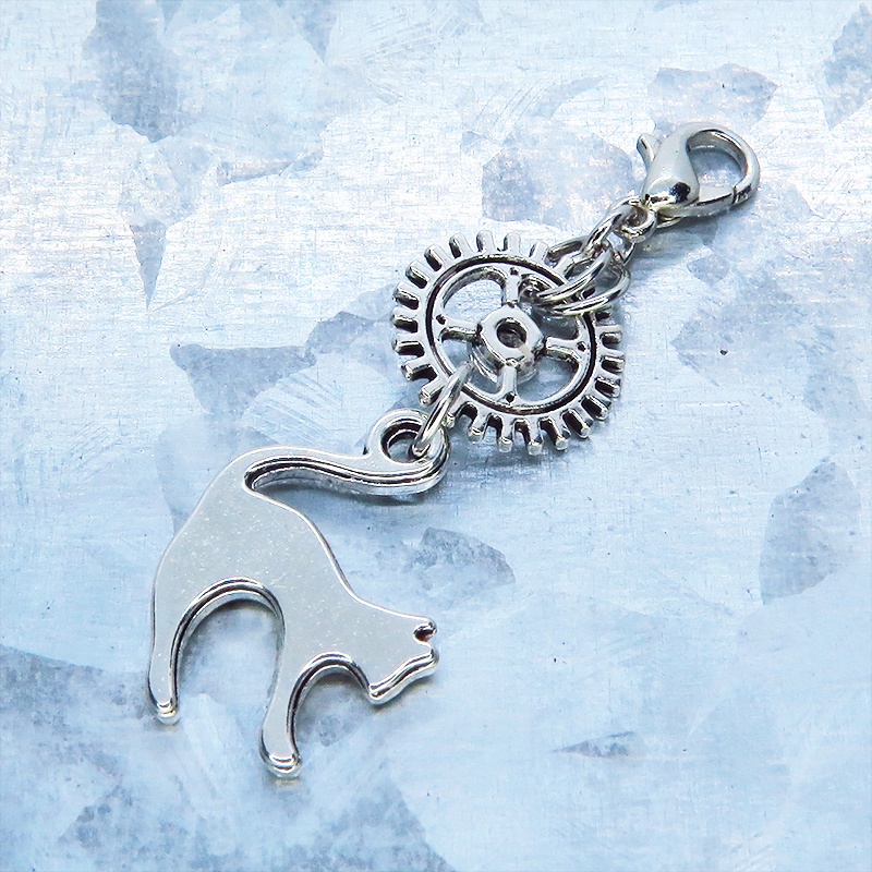 マスク・スマホチャーム アンティークシルバー 跳ね猫と歯車を組合せたチャーム ジャックピン追加可