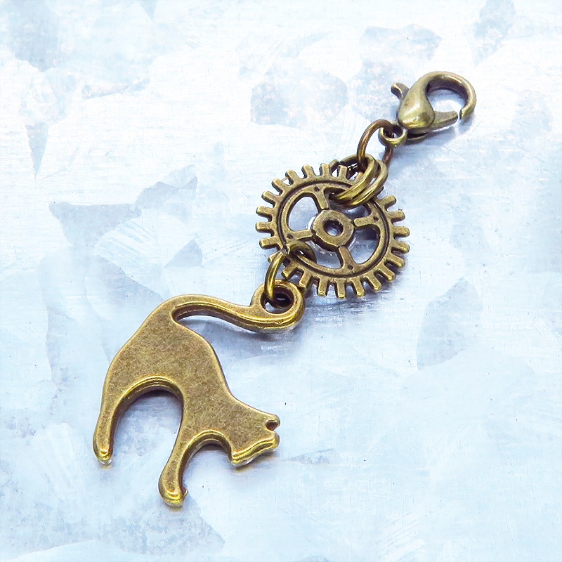 マスク・スマホチャーム アンティークゴールド 跳ね猫と歯車を組合せたチャーム ジャックピン追加可