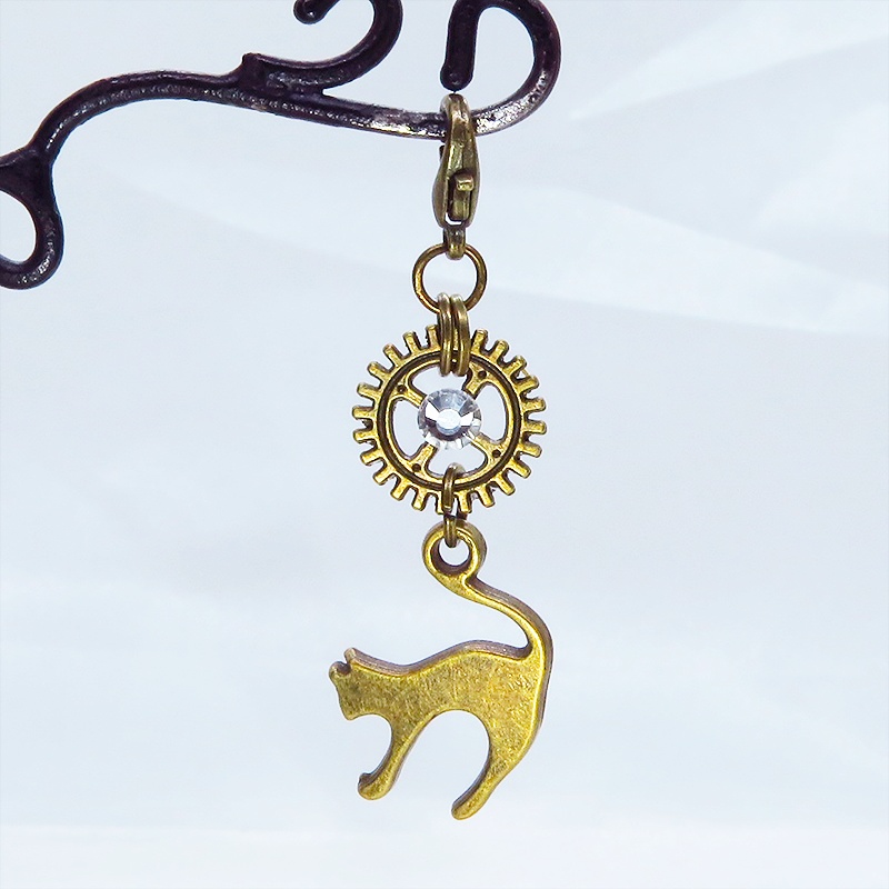 マスク・スマホチャーム アンティークゴールド 跳ね猫と歯車を組合せたチャーム ジャックピン追加可