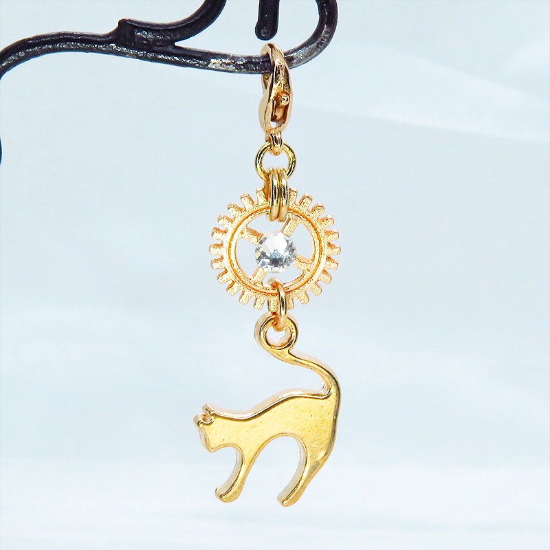 マスク・スマホチャーム マットゴールド 跳ね猫と歯車を組合せたチャーム ジャックピン追加可