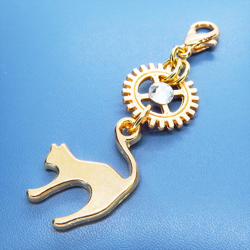 マスク・スマホチャーム マットゴールド 跳ね猫と歯車を組合せたチャーム ジャックピン追加可